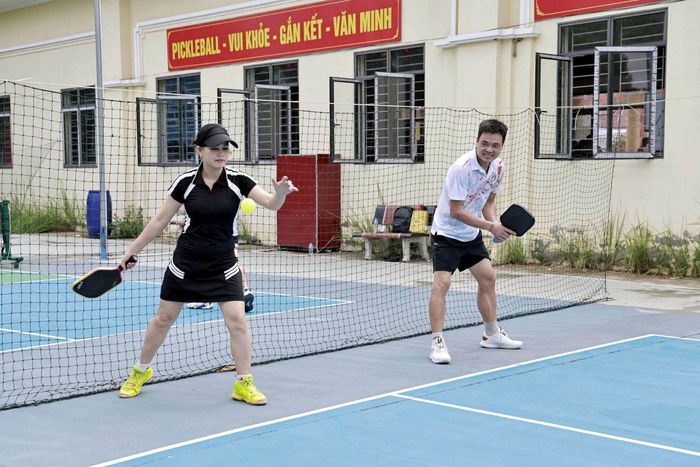 Người dân thôn Bắc Phú ( xã Đa Phúc) tập thể thao tại nhà văn hóa thôn. Ảnh: Hồng Kỳ