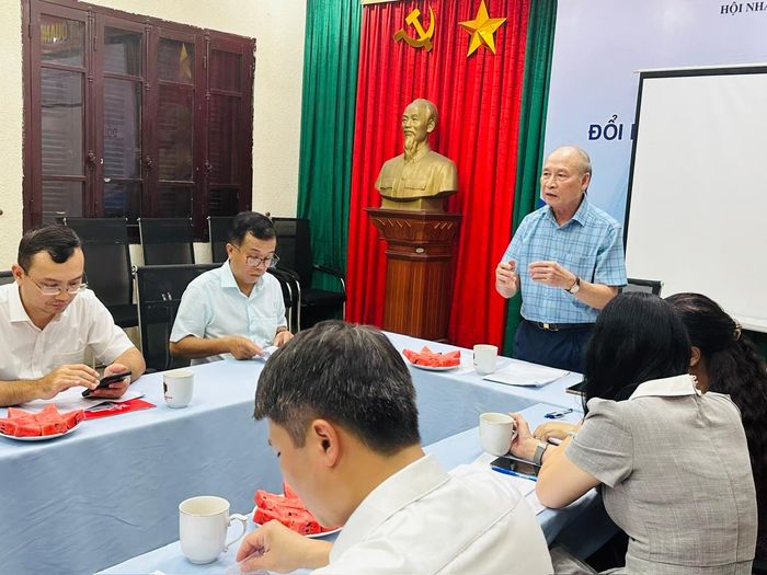 Phó Chủ tịch Thường trực Hội Nhà báo thành phố Hà Nội Kiều Thanh Hùng, Phó Chủ tịch Hội đồng Sở khảo Giải trao đổi tại cuộc họp. Ảnh: Hoàng Lân
