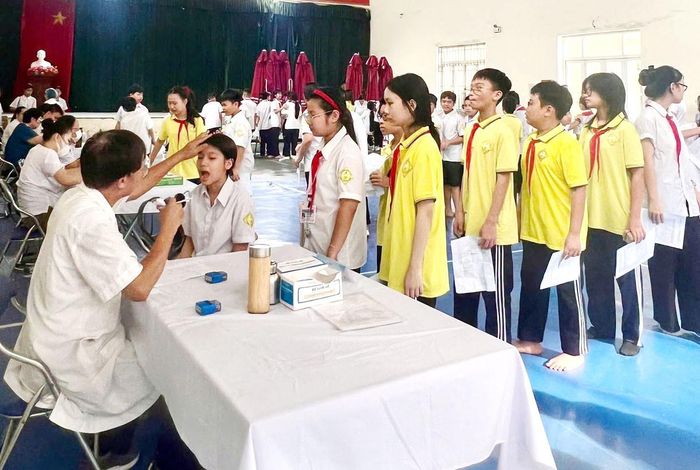 Đến nay, hơn 15.000 học sinh trên địa bàn phường Kiến Hưng được khám, đánh giá sức khỏe trước thềm năm học mới. Ảnh: PV
