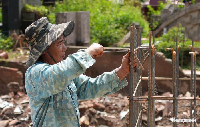 Công nhân thi công dầm sắt phục vụ dự án.