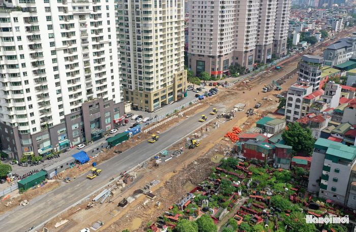 Do vướng mắc giải phóng mặt bằng nên công trình được chia thành 2 đoạn triển khai thi công. Đoạn 1 từ đường Cầu Giấy đến Khu đô thị mới Dịch Vọng dài 420m và đoạn 2 từ Khu đô thị mới Dịch Vọng đến đường Dương Đình Nghệ dài 710m.