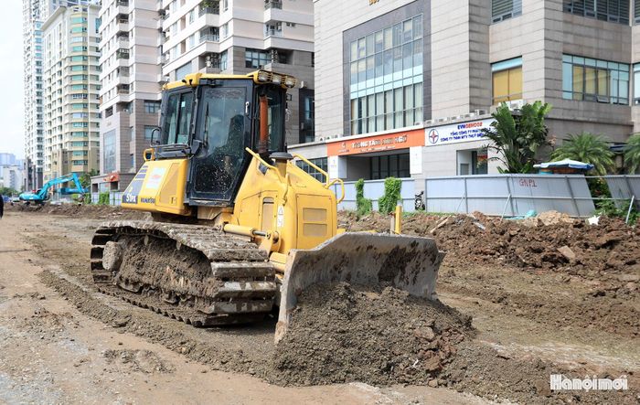 Đoạn từ đường Cầu Giấy đến Khu đô thị mới Dịch Vọng đang được nhà thầu thi công tích cực triển khai.