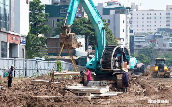 Máy móc, nhân lực của nhà thầu đang tiến hành san nền, thi công cống thoát nước…