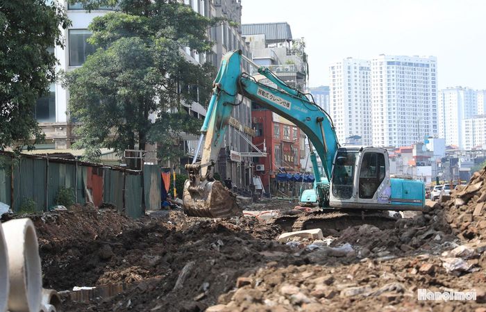 Ông Hoàng Thọ Hùng (đơn vị tư vấn giám sát công trình) cho biết: “Đơn vị chia thành 4 mũi thi công với khoảng 50 công nhân và các máy móc triển khai trải đều trên toàn tuyến. Chúng tôi phấn đấu hoàn thành công trình theo đúng kế hoạch thành phố đề ra”.