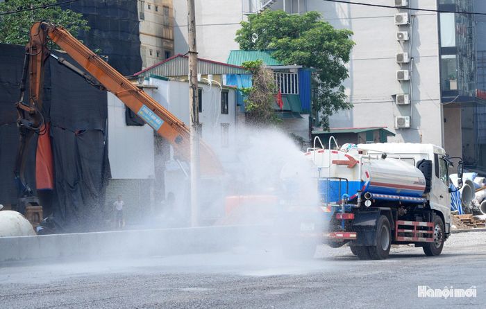 Máy móc, nhân lực của nhà thầu đang hoàn thiện phần mặt đường.