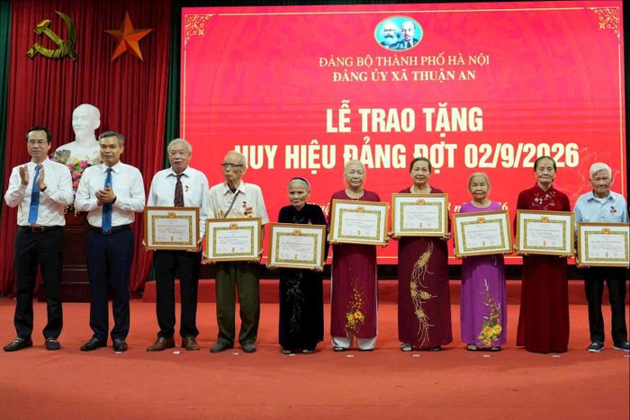 Lãnh đạo xã Thuận An trao Huy hiệu Đảng tới các đảng viên. Ảnh: Vân Thư