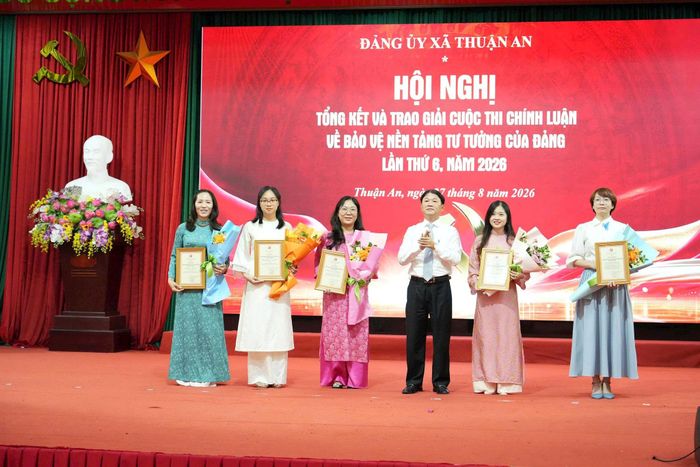 Trao giải cho các tác giả tại hội nghị tổng kết và trao giải cuộc thi chính luận về bảo vệ nền tảng tư tưởng của Đảng do Đảng ủy xã Thuận An tổ chức. Ảnh: Vân Thư