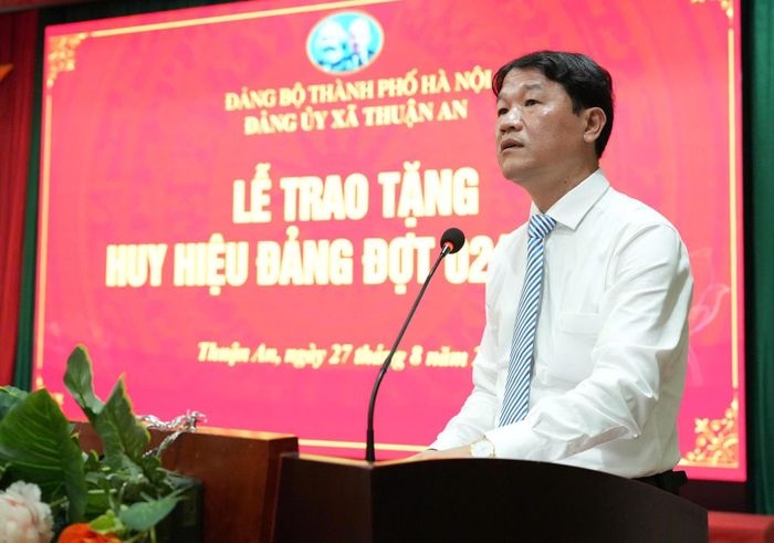 Bí thư Đảng ủy, Chủ tịch HĐND xã Thuận An Trương Văn Học phát biểu tại chương trình. Ảnh: Vân Thư