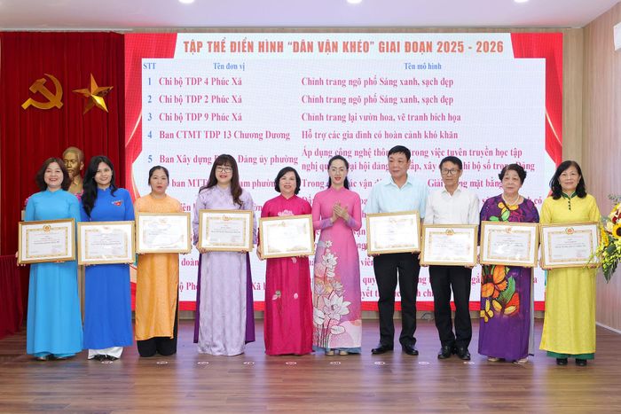 Các tập thể được biểu dương, khen thưởng. Ảnh: PV