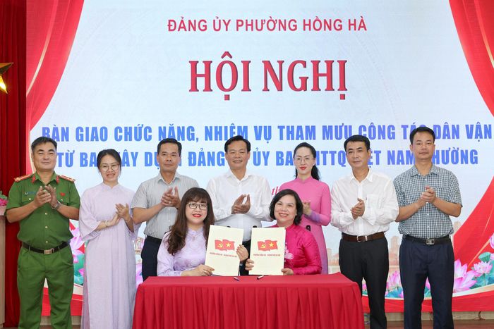 Phường Hồng Hà bàn giao công tác dân vận từ Ban Xây dựng Đảng về Ủy ban MTTQ Việt Nam phường. Ảnh: PV