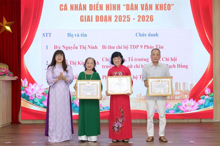 Các cá nhân điển hình "Dân vận khéo" được khen thưởng. Ảnh: PV