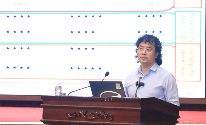 PGS.TS Tạ Hải Tùng, Phó Giám đốc Đại học Bách khoa Hà Nội trình bày Chuyên đề về “Một số vấn đề trọng tâm trong phát triển khoa học, công nghệ, đổi mới sáng tạo và chuyển đổi số” tại hội nghị. Ảnh: Quang Thái