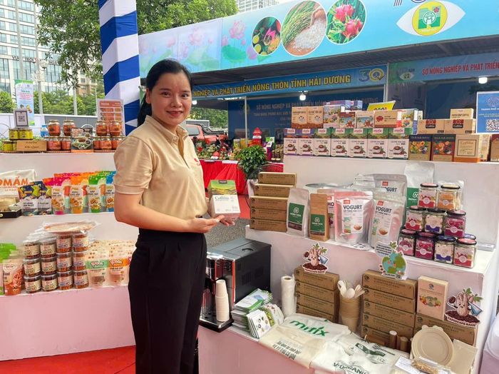 Sở Nông nghiệp và Môi trường hỗ trợ các hợp tác xã mở rộng tiêu thụ nông sản an toàn. Ảnh: PV