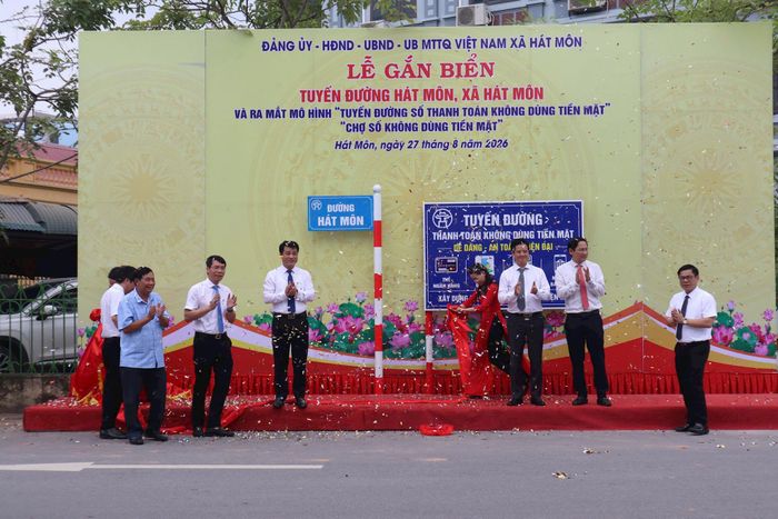Xã Hát Môn ra mắt mô hình "Tuyến đường số thanh toán không dùng tiền mặt" tại đường Hát Môn. Ảnh: NM