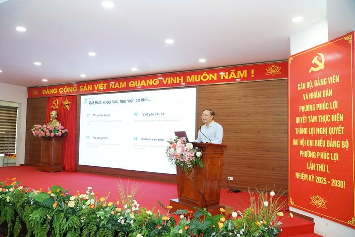 Ông Nguyễn Đạt Tiến - giảng viên chính Học viện Hành chính và Quản trị công truyền đạt kiến thức, kỹ năng số cho các Tổ chuyển đổi số cộng đồng. Ảnh: Nguyễn Bình.