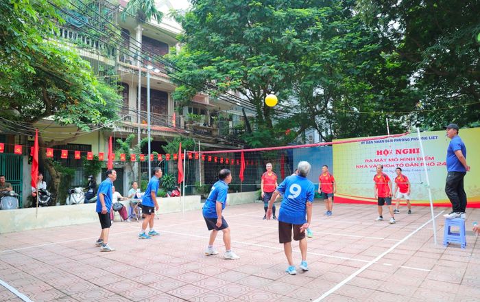 Người dân tham gia hoạt động tại Nhà văn hóa Tổ dân phố 24. Ảnh: NT