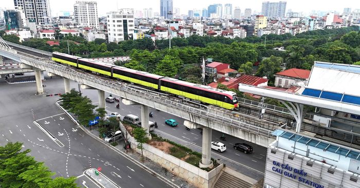 Tàu đường sắt đô thị Nhổn - Ga Hà Nội vận hành trên đoạn tuyến trên cao. Đây là một trong những dự án đường sắt đô thị trọng điểm của Hà Nội. Ảnh: Nguyễn Trọng