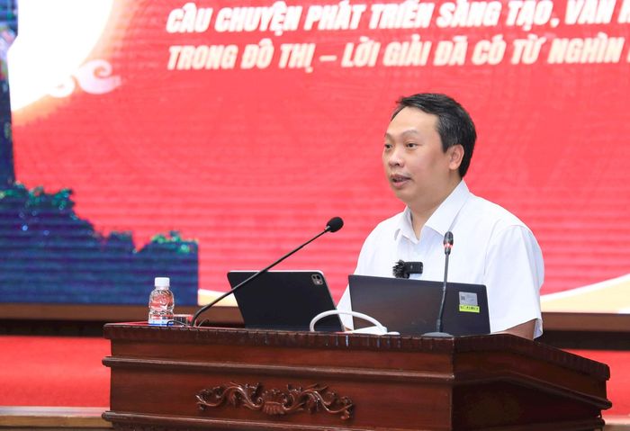Ủy viên dự khuyết Trung ương Đảng, Thứ trưởng Bộ Văn hóa, Thể thao và Du lịch Nguyễn Huy Dũng trình bày Chuyên đề 2 về “Thành phố sáng tạo và công nghiệp văn hóa cho Thủ đô Hà Nội” tại hội nghị. Ảnh: Quang Thái