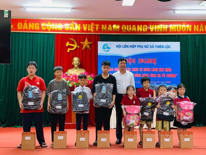 Lãnh đạo xã Thiên Lộc tặng quà cho học sinh có hoàn cảnh khó khăn trước thềm năm học mới. Ảnh: Hiền Phương