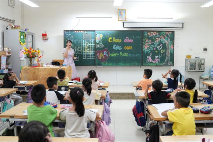 Trưởng Liên cấp Lý Thường Kiệt tổ chức cho học sinh lớp 1 được làm quen với trường, lớp, thầy cô. Ảnh: An Quyên