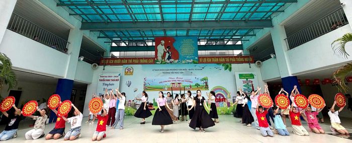 Cô và trò Trưởng Tiểu học Văn Miếu - Quốc Tử Giám sôi nổi chuẩn bị các tiết mục văn nghệ chào năm học mới. Ảnh: Tư liệu