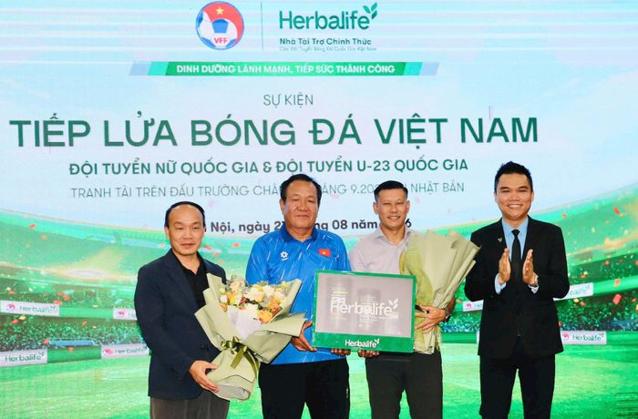 Lãnh đạo VFF và Herbalife Việt Nam tặng hoa Ban huấn luyện đội tuyển nữ quốc gia và U23 Việt Nam. Ảnh: Thuần Thư