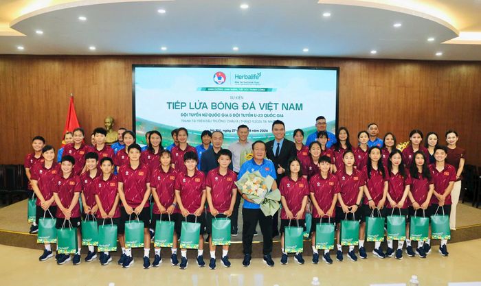 Huấn luyện viên trưởng Hoàng Văn Phúc (giữa) cùng các thành viên đội tuyển nữ Việt Nam. Ảnh: Thuần Thư