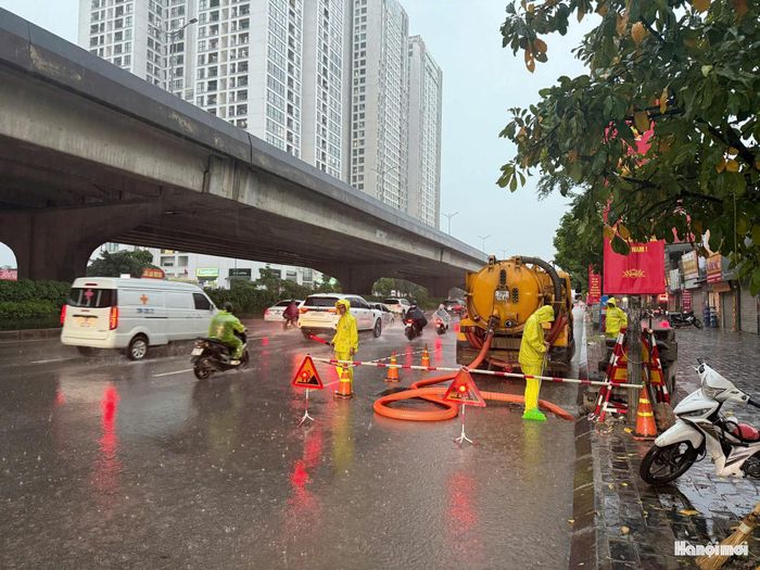 Xí nghiệp thi công cơ giới ứng trực tại đường Nguyễn Xiển. Ảnh: PV