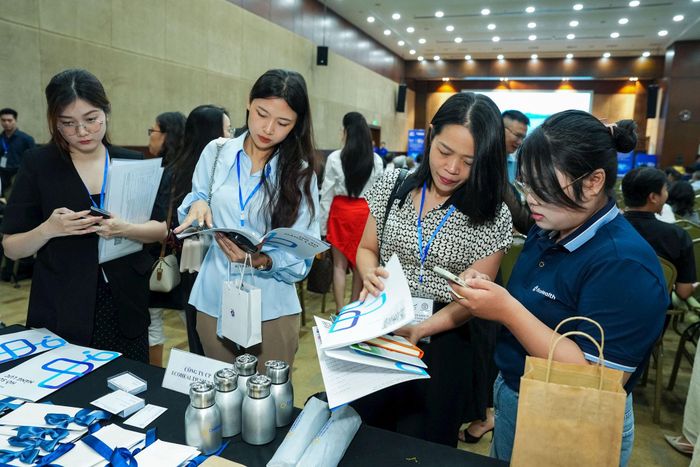 Các đại biểu tham quan, trải nghiệm các gian hàng trưng bày trong khuôn khổ Diễn đàn. Ảnh: PV