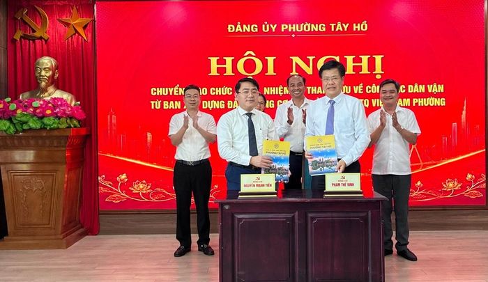 Chuyển giao chức năng, nhiệm vụ tham mưu về công tác dân vận từ Ban Xây dựng Đảng sang Cơ quan Ủy ban MTTQ Việt Nam phường Tây Hồ. Ảnh: PV