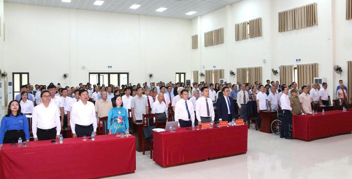 Các đại biểu làm lễ chào cờ tại buổi lễ. Ảnh: PV