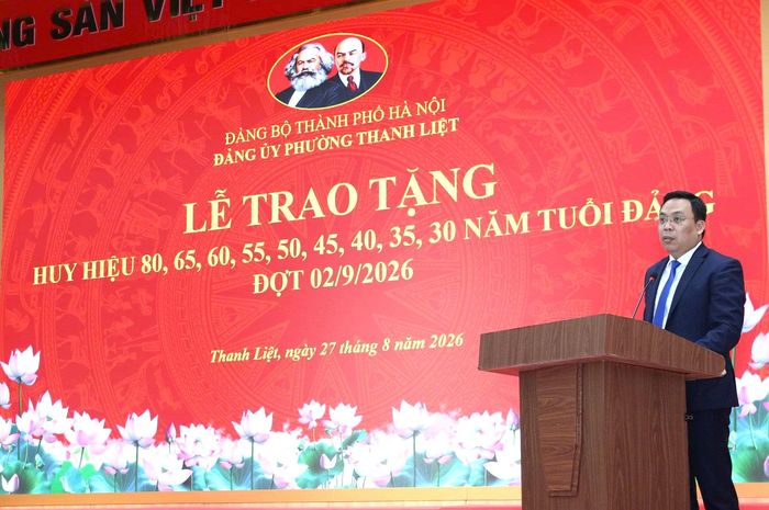Bí thư Đảng ủy, Chủ tịch HĐND phường Nguyễn Minh Tuân phát biểu ghi nhận những đóng góp và cống hiến của các thế hệ đảng viên. Ảnh: PV