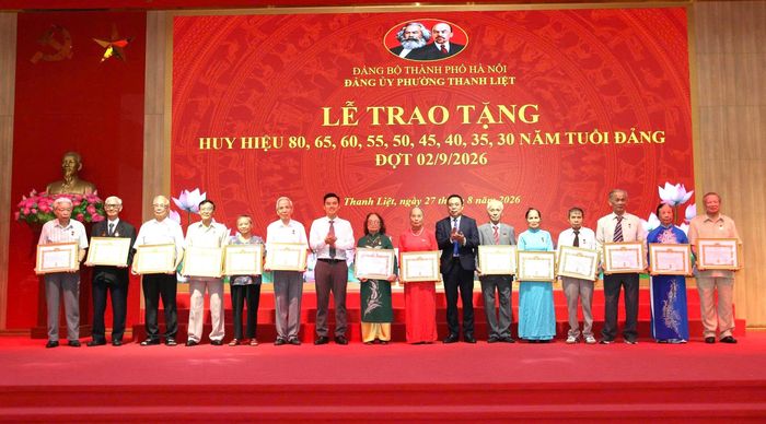 Lãnh đạo phường trao Huy hiệu Đảng cho các đảng viên. Ảnh: PV
