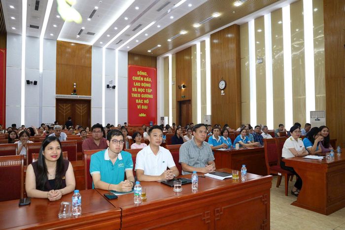 UBND phường Yên Sở xác định việc hỗ trợ chuyển đổi số cho hộ kinh doanh, doanh nghiệp là nhiệm vụ cần được triển khai thường xuyên, thực chất. Ảnh: Thái Phương