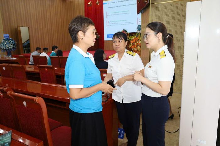 Đại diện Thuế cơ sở 13 thành phố Hà Nội phổ biến những quy định mới về thuế. Ảnh: Thái Phương