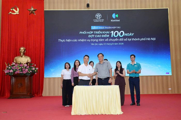 UBND phường Yên Sở và Công ty cổ phần Công nghệ KiotViet ký thỏa thuận hợp tác triển khai đợt cao điểm 100 ngày thực hiện các nhiệm vụ trọng tâm về chuyển đổi số của thành phố Hà Nội. Ảnh: Thái Phương