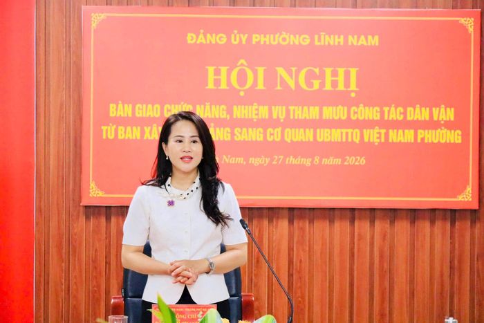 Phó Bí thư Thường trực Đảng ủy phường Lĩnh Nam Đặng Thị Thanh Bình phát biểu chỉ đạo hội nghị. Ảnh: LN