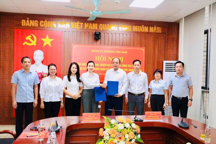 Trưởng ban Xây dựng Đảng Lương Thị Thủy và Chủ tịch Ủy ban MTTQ Việt Nam phường Trần Đại Dũng ký, trao biên bản bàn giao. Ảnh: LN