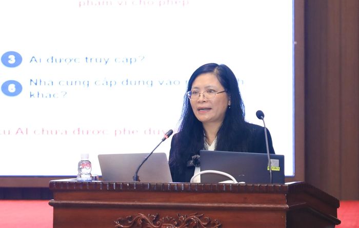 TS Nguyễn Thị Ngọc Anh, Giám đốc Nghiên cứu danh dự CMC OpenAI - Tập đoàn CMC trình bày chuyên đề “Trí tuệ nhân tạo trong điều hành và quản trị công”. Ảnh: Quang Thái