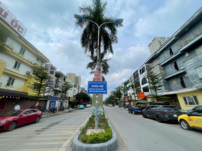 Tuyến phố kinh doanh tại khu đô thị Tân Tây Đô từng bước hình thành diện mạo văn minh, an toàn thực phẩm và thanh toán không dùng tiền mặt. Ảnh: Đỗ Duẩn