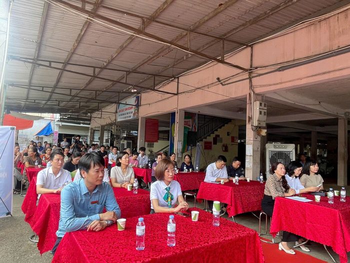 Các đại biểu tham dự lễ ra mắt mô hình “Chợ số - Chợ văn minh và Tuyến phố đảm bảo an toàn thực phẩm - Thanh toán không dùng tiền mặt” tại chợ Đình. Ảnh: Ánh Bình