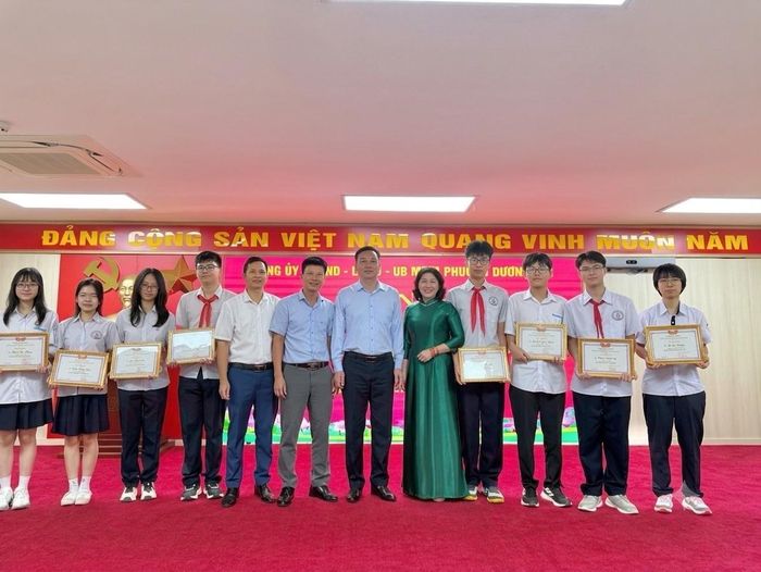 Trao thưởng cho các tập thể, cá nhân có thành tích xuất sắc trong năm học 2025-2026. Ảnh Thu Oanh