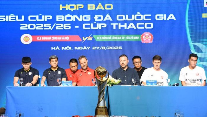 Huấn luyện viên và cầu thủ hai đội Công an Hà Nội và Công an TP Hồ Chí Minh trả lời báo chí trước trận Siêu cúp. Ảnh: Như Ý