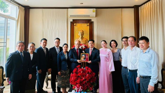 Tổng Lãnh sự Đinh Hoàng Linh trao tặngTổng Lãnh sự Khamphay Phanthongdy cuốn sách “Bác Hồ ở Thái Lan” bản song ngữ Việt – Thái - công trình tâm huyết của Tổng Lãnh sự quán Việt Nam. Ảnh: Tổng Lãnh sự quán Việt Nam tại Khôn Kaen