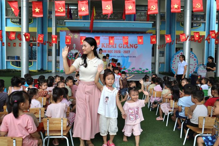 Cô và trò Trường mầm non Hát Môn tập dượt chuẩn bị cho ngày khai trường. Ảnh: Minh Phú