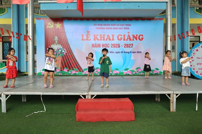 Các em nhỏ Trường mầm non Hát Môn tập văn nghệ chuẩn bị cho ngày khai trường. Ảnh: Minh Phú