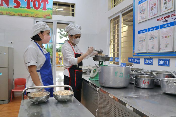 Chuẩn bị bữa ăn bán trú cho học sinh tại Trường Mầm non Hát Môn. Ảnh: Minh Phú