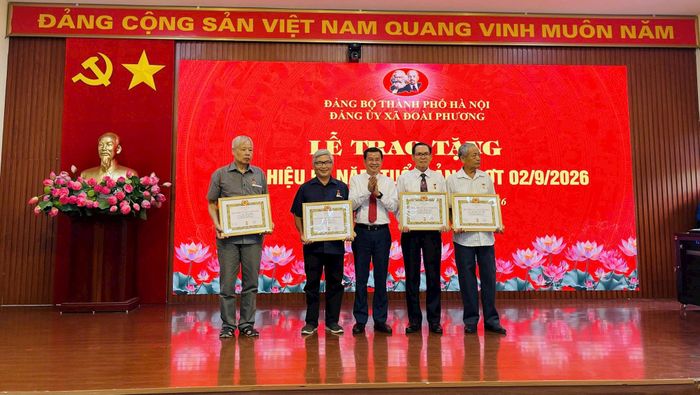 Dấu son cống hiến của những đảng viên Đoài Phương. Ảnh: Thùy Nam