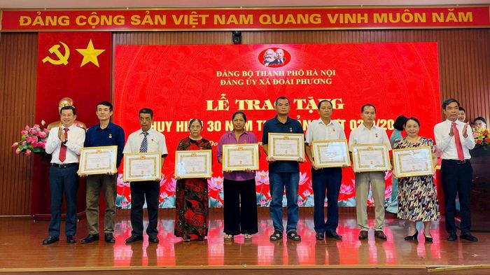 84 đảng viên xã Đoài Phương được trao tặng Huy hiệu Đảng đợt 2-9. Ảnh: Thùy Nam