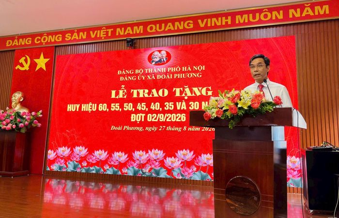 Bí thư Đảng ủy, Chủ tịch HĐND xã Đoài Phương Nguyễn Quang Hán phát biểu tại buổi lễ. Ảnh: Thùy Nam